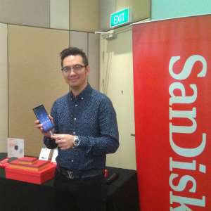 Kamu bisa menggunakan USB OTG Sandisk.