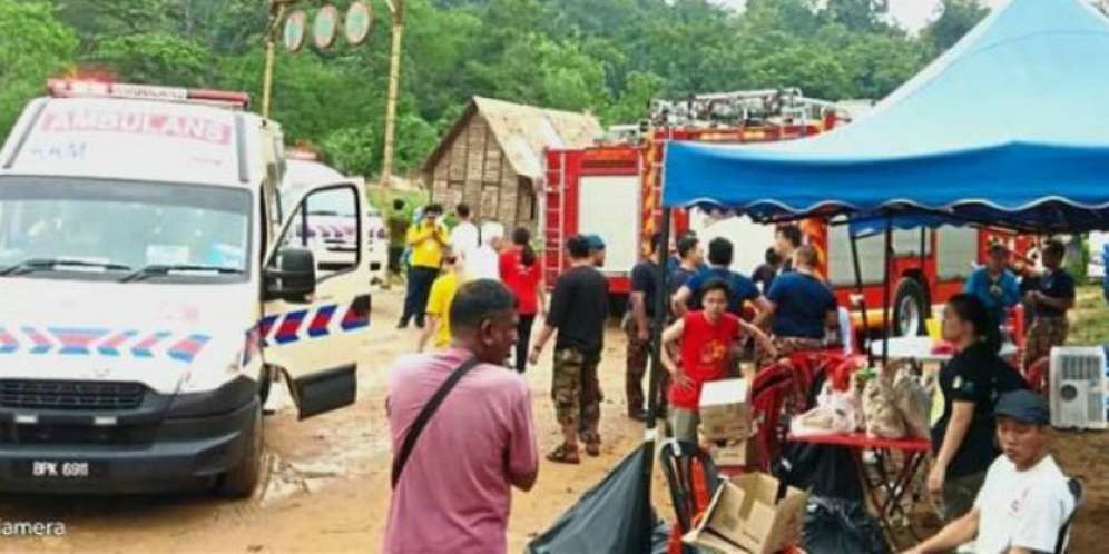 Proses evakuasi korban kebakaran di lokasi syuting