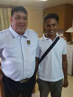 Aldi bersama kapten kapal