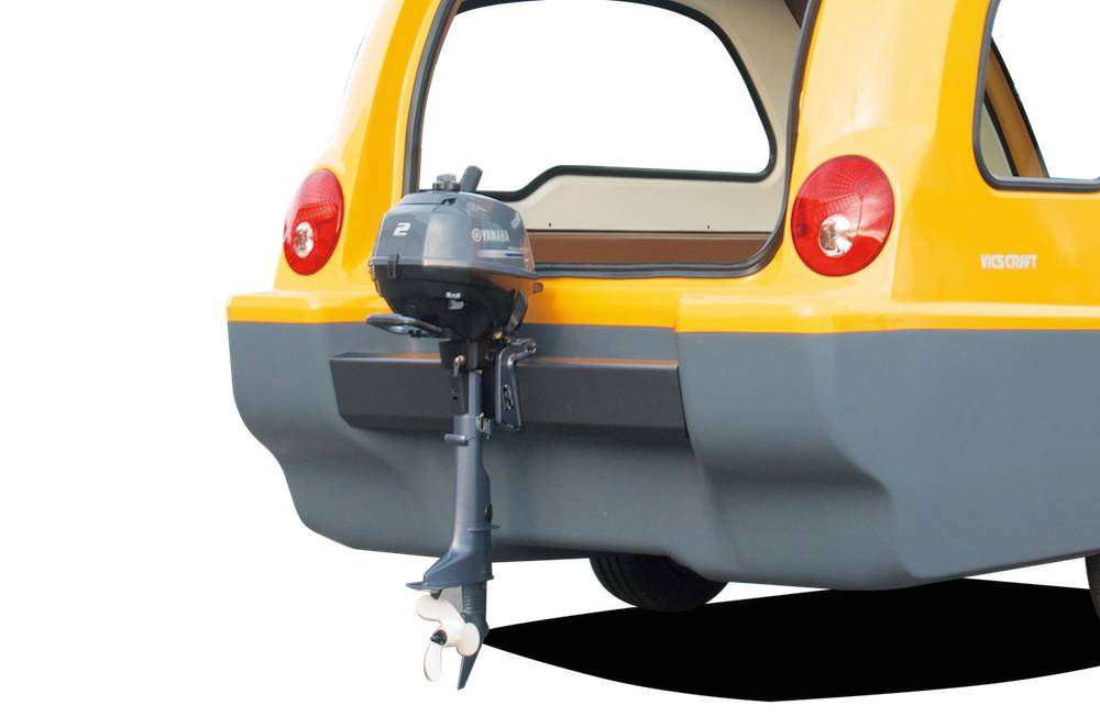 Mobil ini punya motor untuk bergerak di dalan air. Mobil ini punya motor untuk bergerak di dalan air.