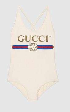 Baju renang Gucci.