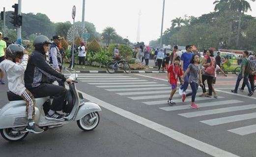 Anies Baswedan mengendarai Vespa Sprint milik sang ayah.