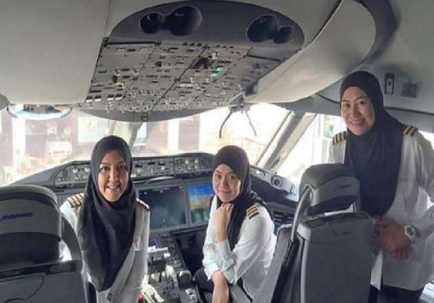 Capt. Sharifa Czarena (kiri), mendaptkan gelar kehormatan dari IFOF.