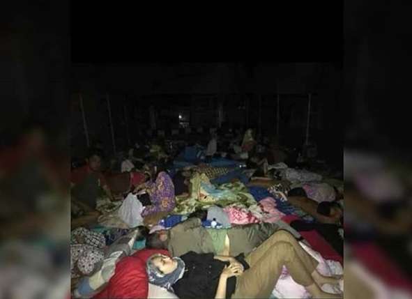Pasha dan Adel tidur di tenda pengungsian