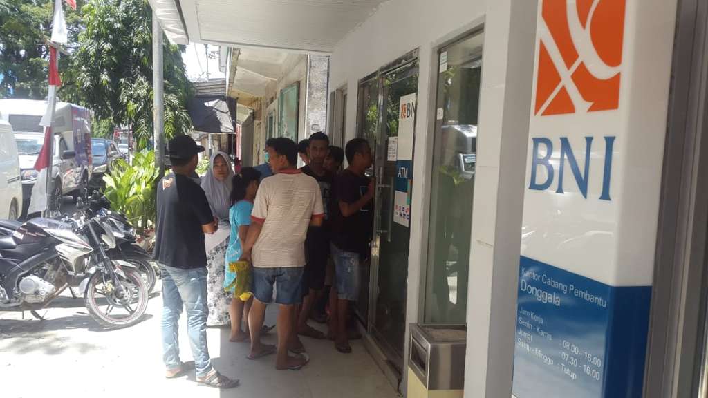 Empat bank pelat merah bersinergi untuk memperbaiki layanan perbankan di lokasi terdampak gempa.