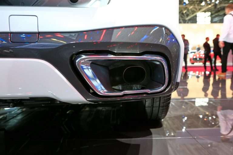 Knalpot asli BMW X5 justru terdapat di bawah bumper belakang.