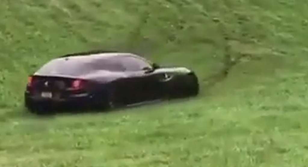 Pengemudi Ferrari langsung tancap gas.