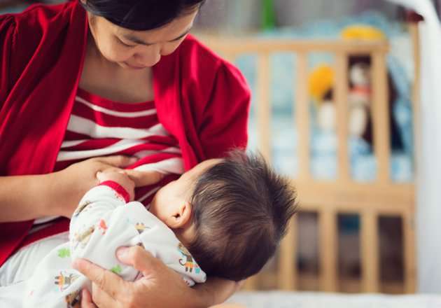 Membiarkan bayi menyusu selama yang dia inginkan