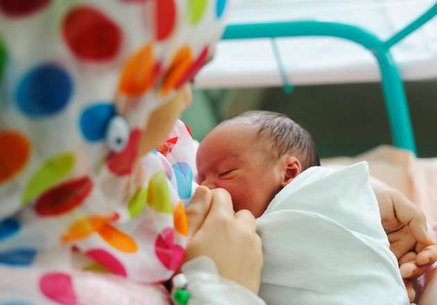 Menyusui bayi setiap 2-3 jam