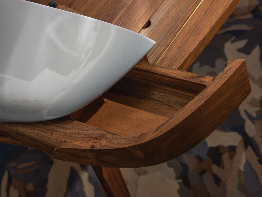 Ada laci kecil di samping kiri dan kanan. Ada laci kecil di samping kiri dan kanan.