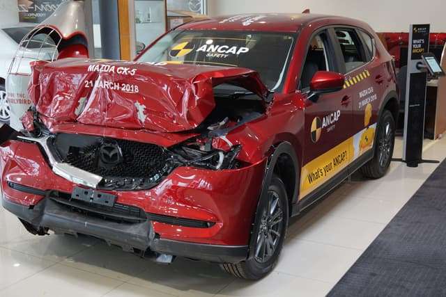 Mobil-mobil penyok ini dipajang di showroom mobil.