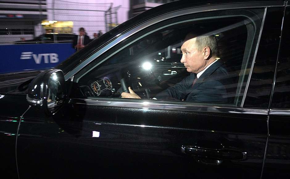 Putin tak segan duduk di bangku sopir.
