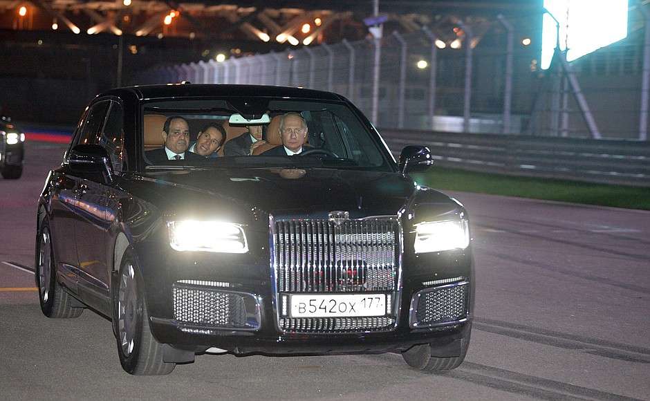 Presiden Putin dan Presiden El Sisi menjajal sirkuit Sochi Autodrom.