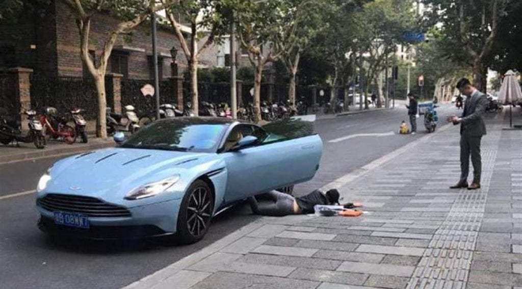 Foto seorang wanita yang pura-pura terjatuh dari mobil.