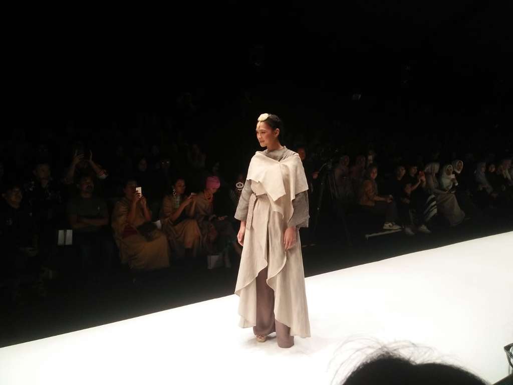 Ada hanbok di koleksi Ria Miranda dalam Jakarta Fashion Week 2019.