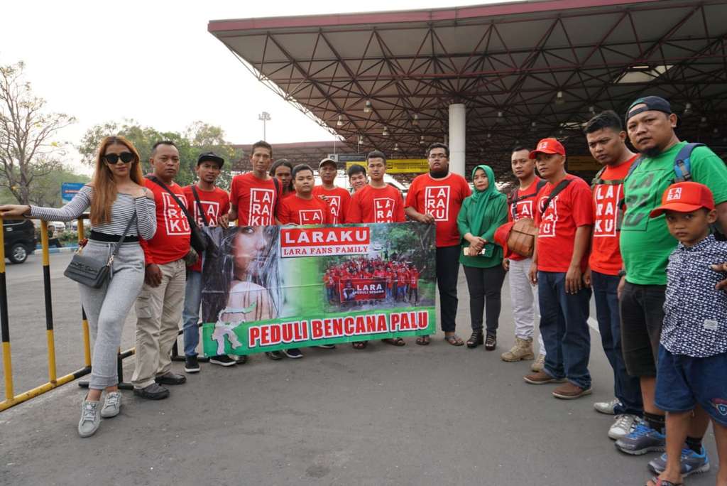 lara bersama fans