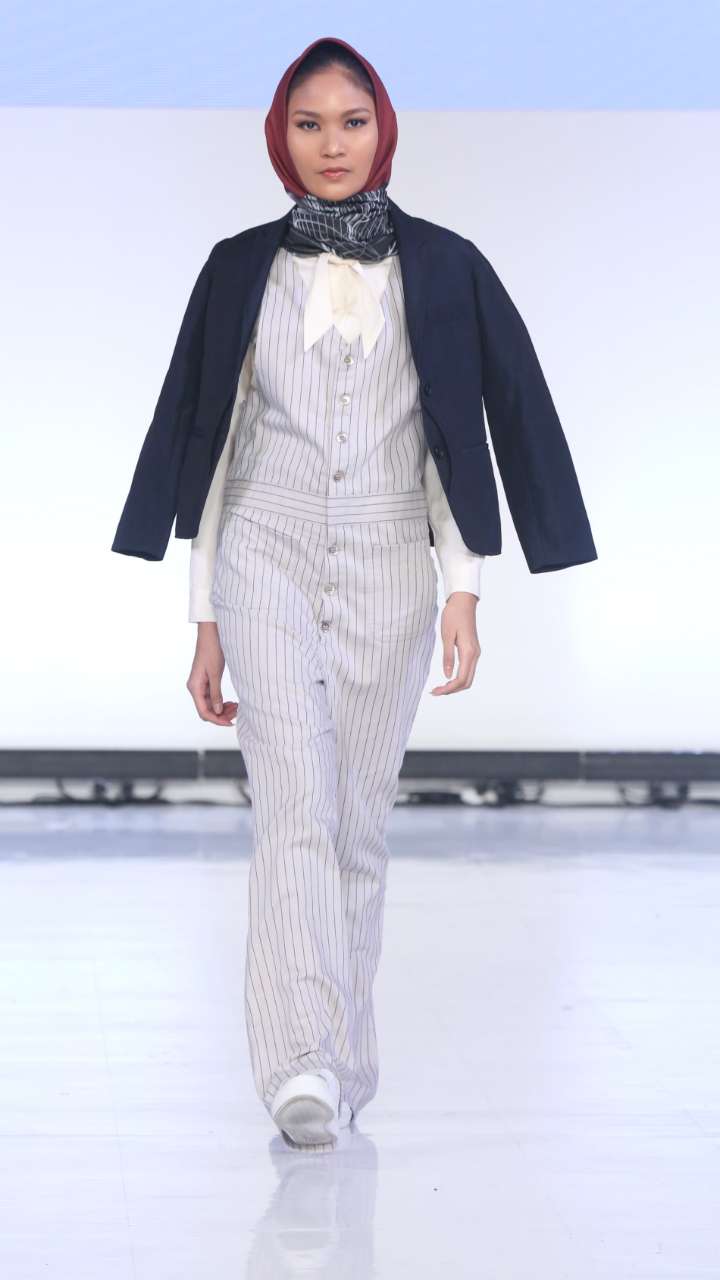 Koleksi Yoakeh dari Desainer Jepang Zenta Yoshie di Jakarta Fashion Week 2019