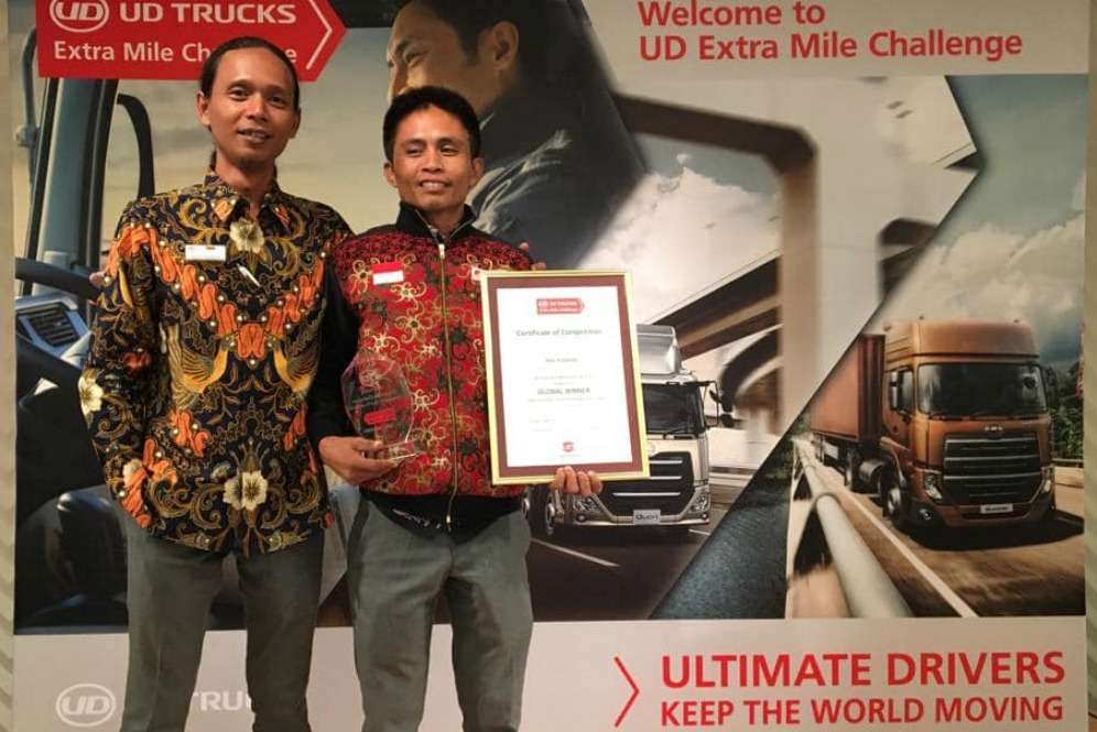 Eko Yulianto bersama rekan dan plakat penghargaan sebagai sopir terbaik