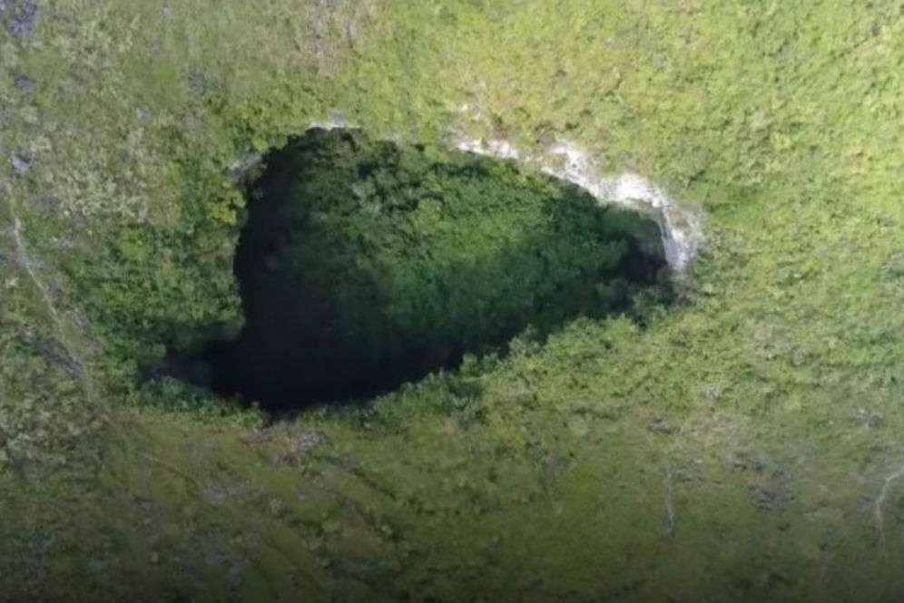 Sinkhole yang memiliki taman indah