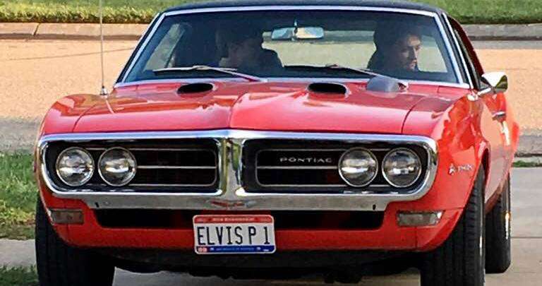 Mobil Pontiac Firebird hilang di tempat parkir.