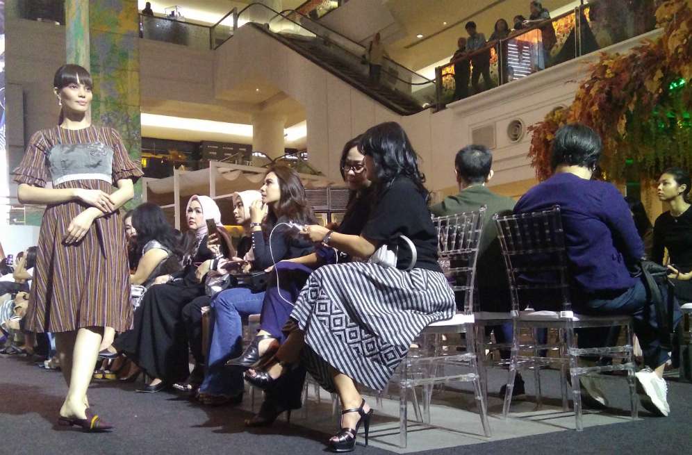 Pesona 'Perkawinan' Tenun Ikat dan Berlian