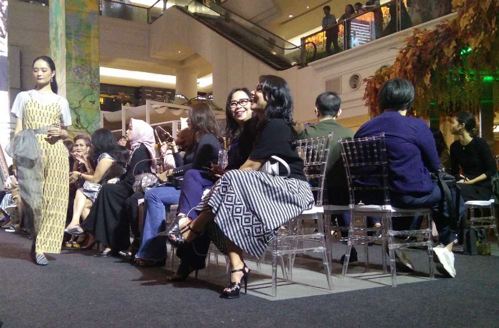 Pesona 'Perkawinan' Tenun Ikat dan Berlian