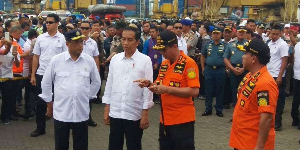 Presiden Jokowi meninjau evakuasi korban dan badan pesawat Lion Air di Pelabuhan Tanjung Priok, Jakarta Utara. Presiden Jokowi meninjau evakuasi korban dan badan pesawat Lion Air di Pelabuhan Tanjung Priok, Jakarta Utara.