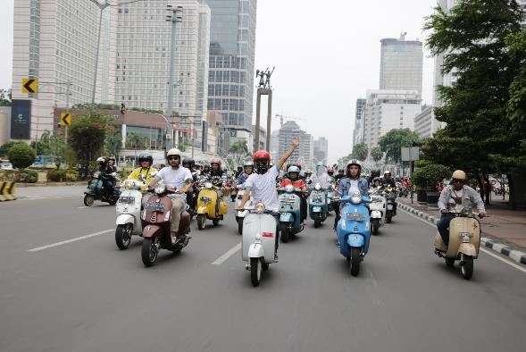 Pecinta Vespa keliling Jakarta (2).