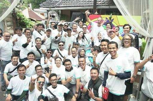 Presiden Direktur Piaggio Indonesia bersama komunitas Vespa.