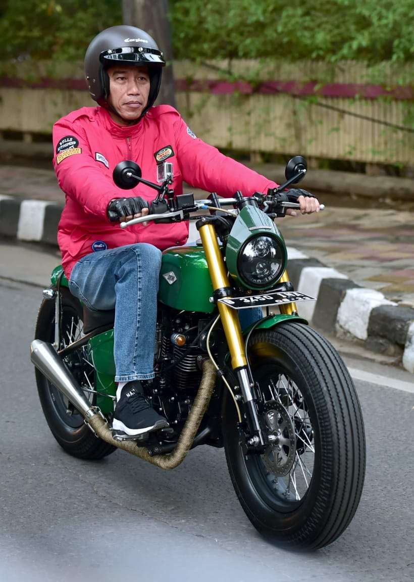 Jokowi naik motor kustom Kawasaki W 175.