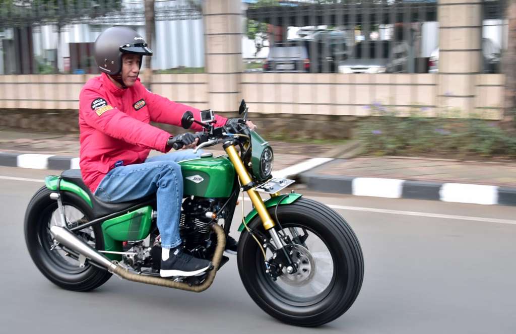 Jokowi naik motor kustom Kawasaki W 175 (2).