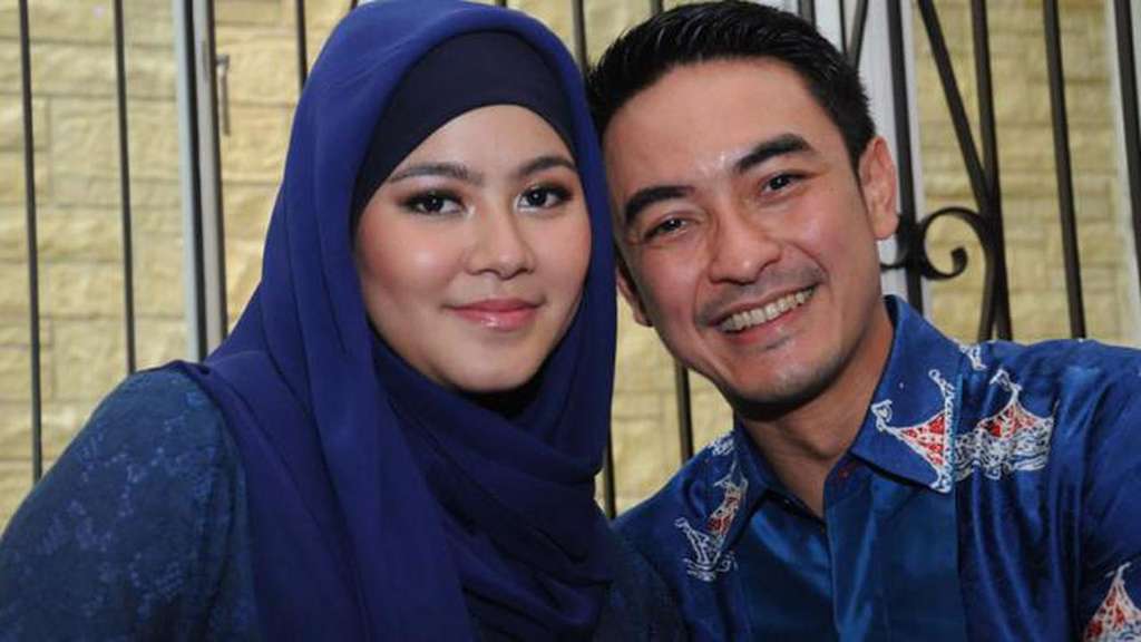 Zumi Zola dan Sherrin Tharia