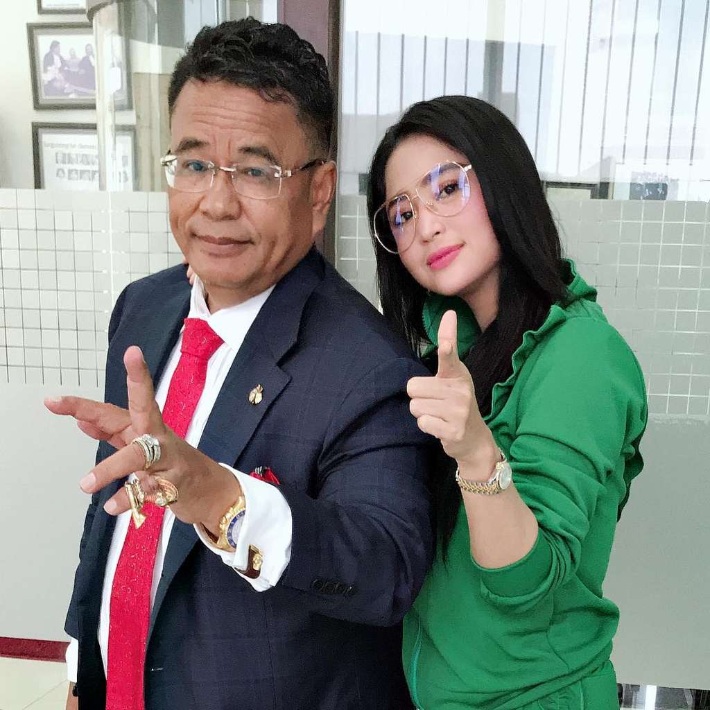Dewi Perrsik dan Hotman