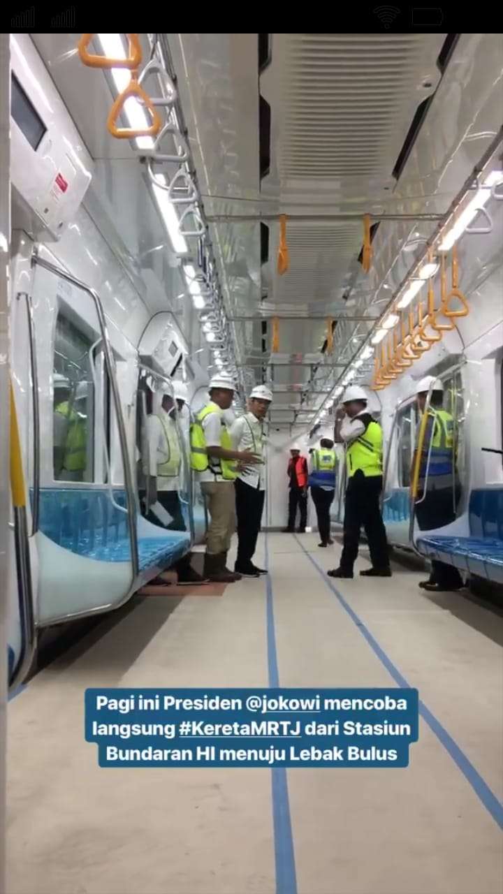 Presiden Jokowi mencoba MRT Jakarta.