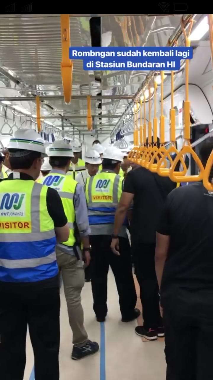 Jokowi kembali lagi ke Stasiun Hotel Indonesia setelah meninjau depo.