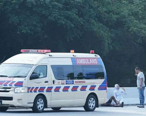 Aksi perawat yang menolong korban kecelakaan