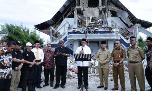 Menag Lukman Hakim Saifuddin saat mengunjungi gereja terdampak bencana