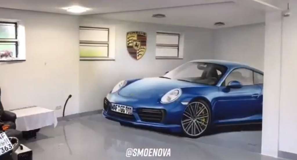 Ada yang aneh dari foto Porsche ini?