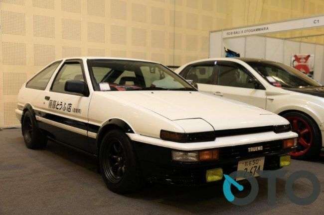 Jackie menyulap mobil Trueno menjadi mirip dengan mobil penjual tahu di komik. Jackie menyulap mobil Trueno menjadi mirip dengan mobil penjual tahu di komik.