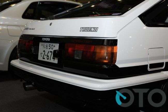 Tampilan belakang mobilnya. Tampilan belakang mobilnya.