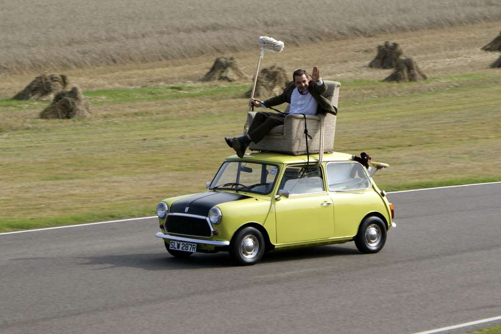 Gaya Mr. Bean mengendarai Mini Cooper.