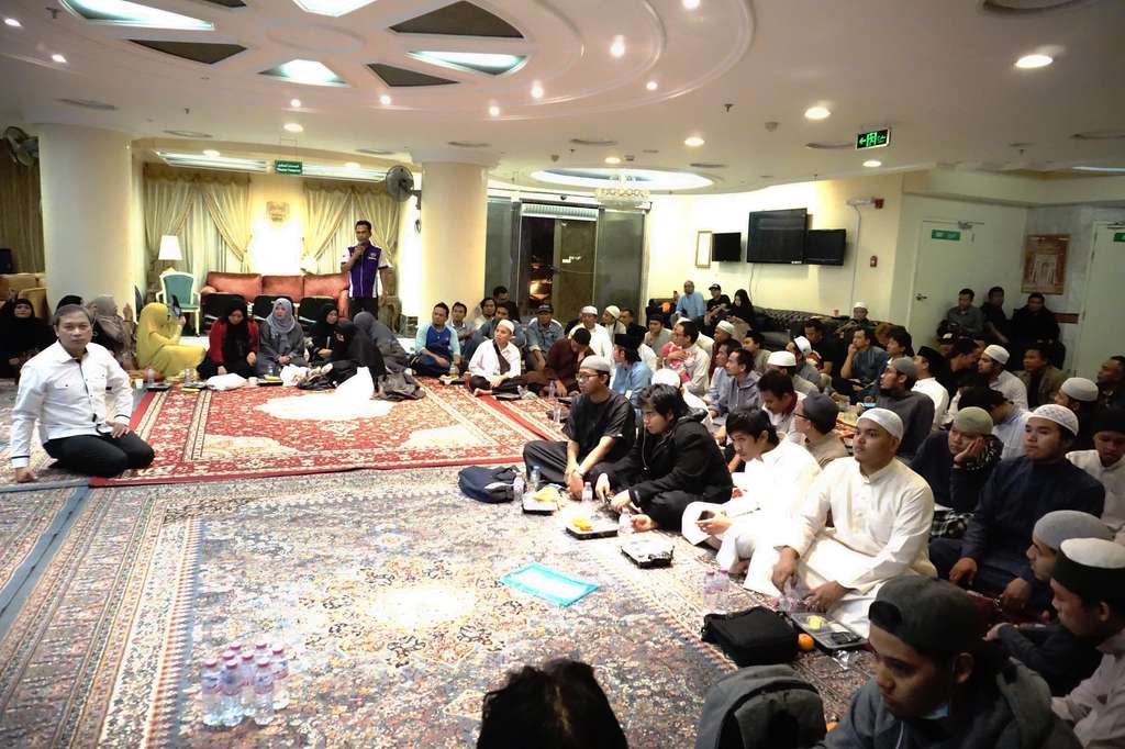 Ismoyo (tengah) sedang sosialisasi aplikasi i-KJRI Jeddah.