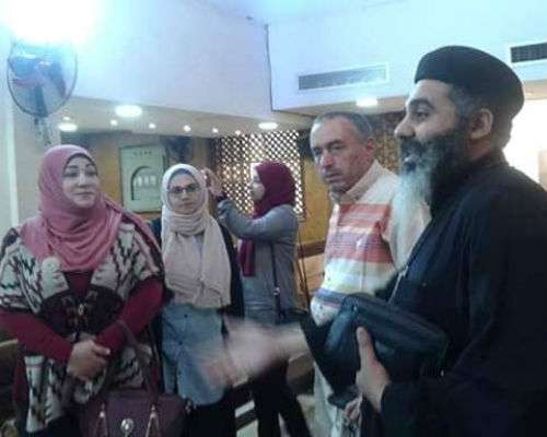 Ibu guru dan muridnya bersih-bersih gereja untuk meningkatkan toleransi dan persaudaraan