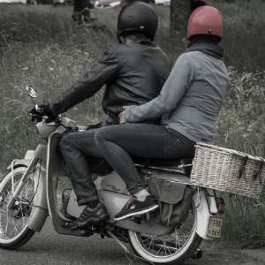 Pengendara sepeda motor wajib pakai helm. Pengendara sepeda motor wajib pakai helm.
