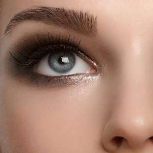 Ilustrasi pemakaian eyeliner