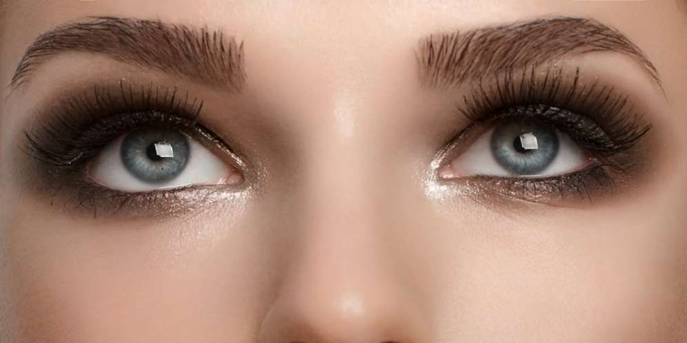 Ilustrasi pemakaian eyeliner