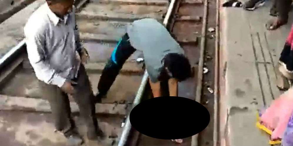 Bayi selamat usai terjatuh ke rel