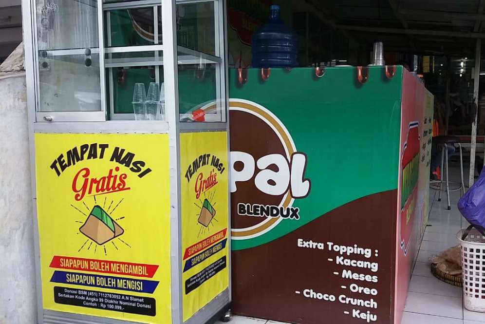 Etalase amal nasi gratis di Purwokerto
