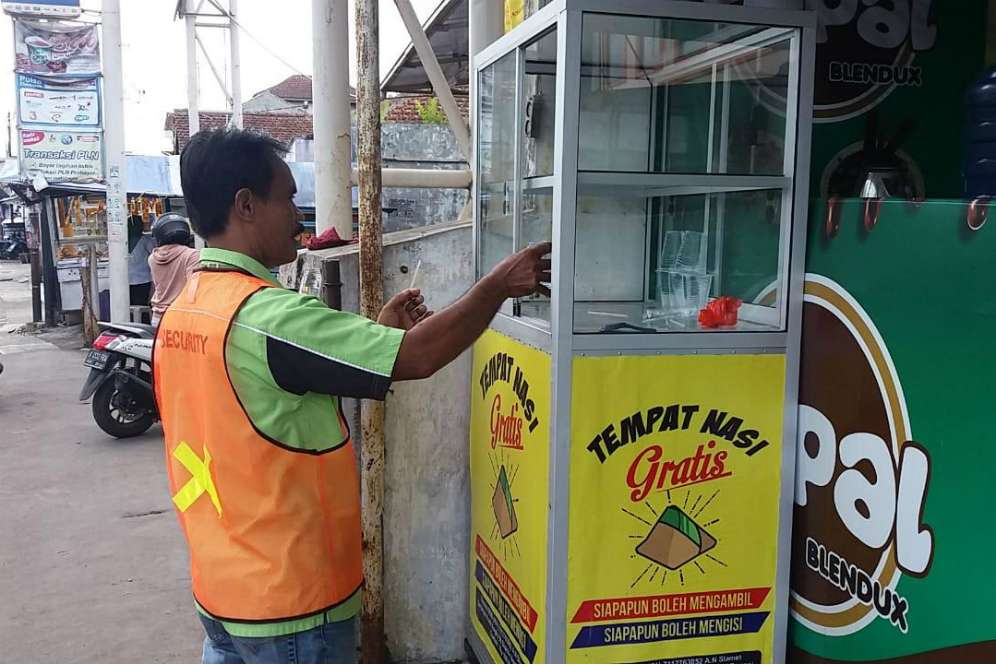 Etalase amal nasi gratis di Purwokerto