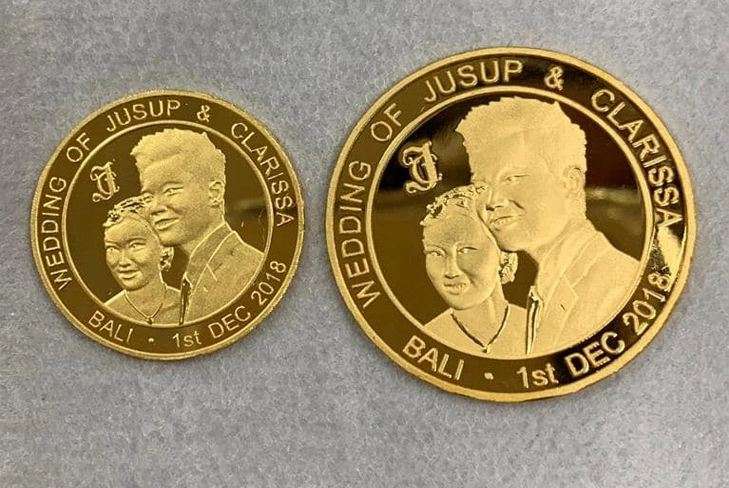 Koin emas ini merupakan salah satu kemewahan pernikahan Jusup dan Clarissa.